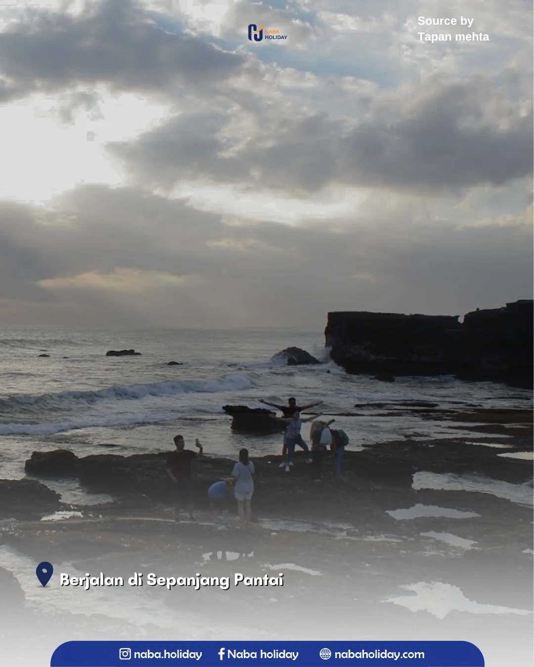 Berjalan di Sepanjang Pantai Tanah Lot Bali