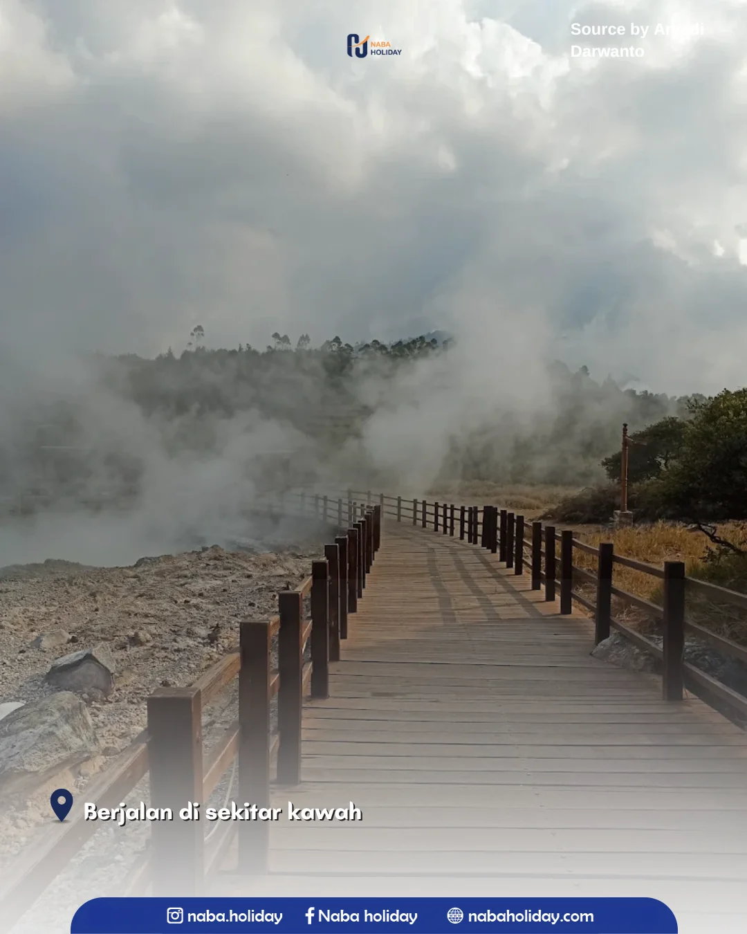 Berjalan di sekitar kawah